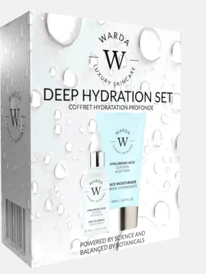 Warda Deep Hydration Set - Helt ny i original förpackning. Lyxigt hudvårdsset från Warda med en ansiktskräm 50ml och ett serum 30ml. Innehåller hyaluronsyra, glycerin och aloe vera för intensiv återfuktning. Förpackningen är ljusblå och vit med droppdesign. Perfekt för dig som vill boosta din hud med fukt. Ordinarie pris 1081kr