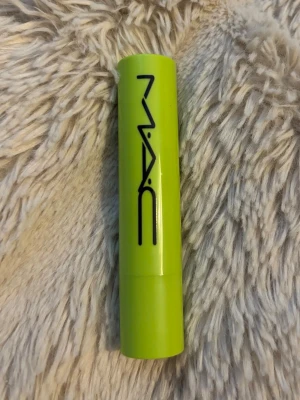 MAC Squirt Plumping Gloss Stick - Endast testad. MAC Squirt Plumping Gloss Stick i färgen Like Squirt. Läppglanset kommer i en cool limegrön hylsa med svart logga. Gloss sticket ger en plumpande effekt och har en unik, transparent formula som känns lätt på läpparna. Perfekt för dig som vill ha glans och volym.
