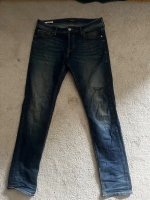 Mörkblå slim fit jeans från Jack and Jones - Snygga mörkblå slim fit jeans från  Jack and Jones, i storlek 32-32, de är mycket snygga och har tagits väl hand om! 