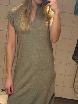 Stickad klänning från b.young - Stickad klänning från b.young.  Oanvänd stickad klänning från b.young, modell BYNASTA DRESS.Storlek S. Mjuk ribbstickad kvalitet i fin ljusgrön nyans.  Nypris ca 699 kr. Storlek S
