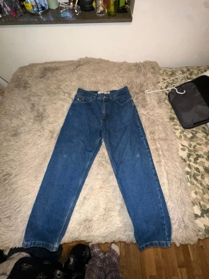 Blå raka jeans med broderad detalj - Säljer ett par mörk blåa polar 92 denim byxor. 
