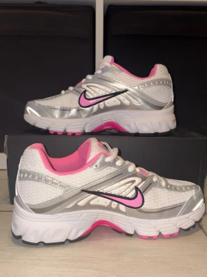 Nike Moto 2K  vita och rosa sneakers - Säljer dessa Nike Moto 2K då de är för små för mig! Helt oanvända och är storlek 38 men skulle  säga att de mer är som storlek 37! De är väldigt bekväma och hoppas de hittar hem till någon som älskar dem lika mycket som jag önskar att jag fick göra!! 🥺🩷🤍 nypris 1499kr