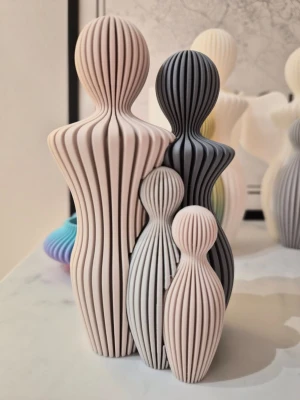 Modern dekorationsfigur av familj - Fin familjeskulptur föreställande 4 personer, mamma, pappa och två barn. Pappan är ca: 18cm hög