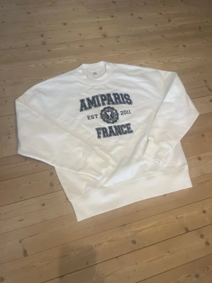 Ami Paris - AMI Paris Sweatshirt 🤍🇫🇷 (Helt ny)  Köpt till min flickvän men den passade inte riktigt hennes stil  Mjuk insida och perfekt för vardag   Försöker sälja snabbt så skicka gärna bud 💸  💬 Tveka inte att skriva vid frågor📦 Snabb frakt
