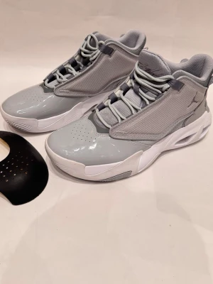 Jordan Max Aura 4 - Säljer ett par Jordan Max Aura 4 i mycket fint skick (10/10). Skorna är i princip nya och endast använda en gång.  De är köpta i butik på JD Sports i Spanien och är självklart äkta. Tyvärr hade jag inte möjlighet att få med mig skokartongen hem, vilket också speglas i priset. Du får också med crease-skydd PÅ KÖPET! Hör gärna av dig vid fler frågor eller bilder!