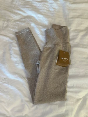 Beige leggings från Aim'n - Supersnygga beige leggings från Aim'n med hög midja och stretchigt material plus skrunsch i rumpan. Oanvända.