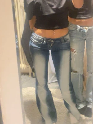 Lågmidjade jeans - Säljer mina weekday jeans❤️ märket där bak e däremot borta men annars är dom som dom ska❤️