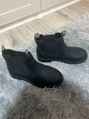 Svarta Chelsea boots från Skolyx - Svarta skor 