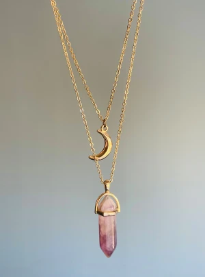 Ametisthalsband - Ett guldfärgat halsband med en måne och kristall i ametist. Köpt på glitter för 129:-. Måttet är 42 cm + 6 cm. Metallen vid spännet är lite slitet (se bild 3) , men är inget som märks. 