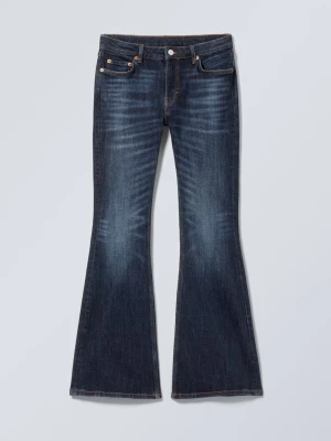 Flared jeans från weekday - Snygga mörkblå bootcut/ flared jeans från weekday! Dom e köpta från hm och är helt slutsålda på deras hemsida💗 skicket är jättebra då de endast e använda några gånger.  (Storlek w25 L32 vilket kan jämföras med xs)