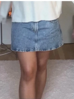 Jeanskjol  - Jättesnygg jeanskjol ifrån hollister, har inbyggd shorts under kjolen( sista bilden) ❤️