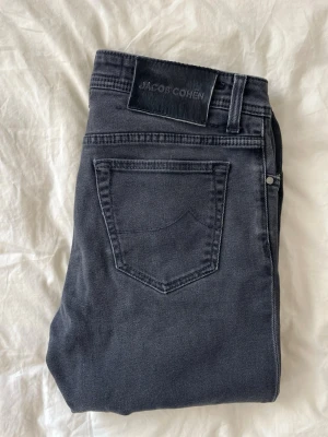 Jacob cohën  - Rikigt schyssta Jacob cohën jeans perfekt till sommaren☀️ Model Brad  Inga hål, eller defekter✅ Storlek 32 Mått: midja 42cm, längd 106cm Tveka inte på att skriva om ni har några funderingar eller är intresserade😊