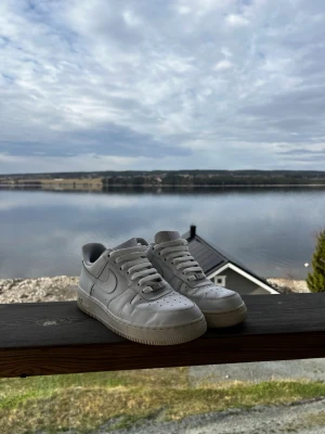 Nike Air Force 1 vita sneakers - Tjena, säljer dessa fräsch AF1 eftersom dom numera är för små. Dom är väldigt sparsamt använda och har inga fel förutom en missfärgning på sulan som visas på sista bilden, men det är ingenting som syns när skorna sitter på. Dom är storlek 40, 25cm innerlängd. Generellt sätt ett ganska bra pris för nästintill oanvända skor. Hör av dig om du undrar något.