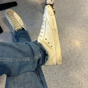 Philippe Model vita sneakers i skinn - Säljer ett par vita sneakers från Philippe Model i storlek 43.