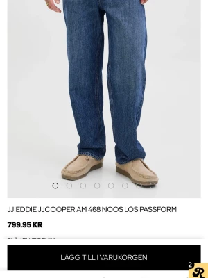 Blå loose fit jeans från JJCOOPER 33W/34L - Klassiska blå jeans i loose fit-modell från JJCOOPER. Jeansen har rak passform, normal midja och är tillverkade i ett slitstarkt denimtyg. Perfekta för en avslappnad och trendig look.