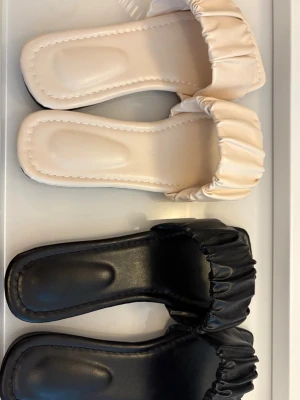 Sandaler🤍 - Två par sandaler med fyrkantig tå och bred, rynkad rem över foten. Ett par är beige och det andra svart. 1 par för 69kr eller 2 par för 129!