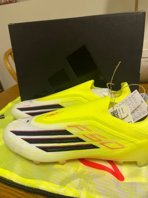Adidas F50 elite FG - Säljer ett par Adidas F50 fotbollsskor helt oanvända. Pris kan diskuteras vid snabb affär.