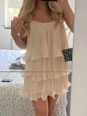 Rosa volang - Super fin volang klänning ifrån Hm i en ljusrosa/beige färg!  #hm #populär #eftertraktad #rosa #volanger #volangklänning #vår #sommar #sthlm