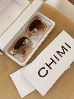 Chimi solglasögon  - Modell 04 ecru   jätte fina solglasögon använda max två gånger