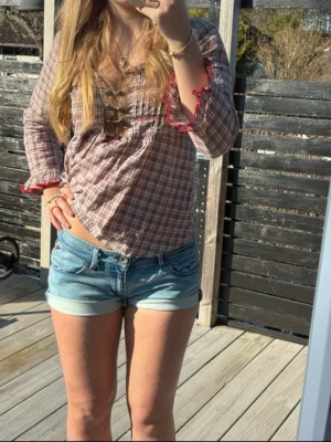 Ljusblå jeansshorts från replay  - Säljer ett par ljusblå jeansshorts från Replay med klassisk femficksdesign och uppvikta benslut. Shortsen har låg midja och synlig logga på fickan. Perfekta för sommardagar och enkel att matcha med olika toppar.