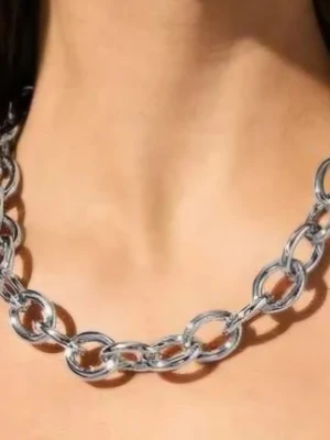 Michael Kors Halsband Silver - Säljer ett stilrent och elegant Michael Kors halsband i silver. Halsbandet är helt nytt och aldrig använt och kommer med alla tillbehör. Detaljer: Märke: Michael Kors Färg: Silver Längd: ca 46 cm Material: Metall (brass) Stängning: Karbinlås Design: Trendig chunky kedja Skick: -Helt ny -Aldrig använd -Komplett med alla tillbehör Nypris: ca 2 800 kr