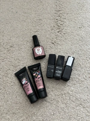 Nagellack och polygel kit mix - Ett kit med nagellack och polygel från Silcare och Makartt. Färgerna går i rosa och nude toner. Innehåller flera flaskor gel polish samt två tuber polygel. Perfekt för dig som gillar att fixa naglarna hemma och vill ha olika nyanser att välja mellan.