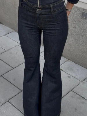  Alobha jeans Navy  - Säljer en av mina favorit jeans pågrund av för liten storlek :/ *bilderna är tagna från hemsidan*    Nypris: 899kr
