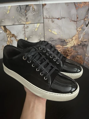 Svarta lanvin skor  - Skorna är mycket bra skick - se bilder. Liten spricka längst fram, kan behöva nya snören. Storlek uk 5 som motsvarar 39/40. Garanterad äkthet! 