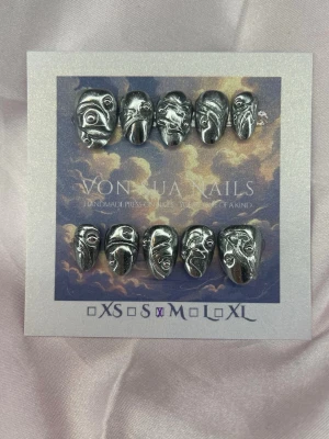 Ally (M);ExtraShortAlmond  - Unika handgjorda press-on naglar i silver med 3D-relief av abstrakta mönster. Naglarna har en extra kort, almond form och konstnärlig design som verkligen sticker ut. Perfekt för dig som vill ha något kreativt och edgy på naglarna.M: 16 mm, 12 mm, 12,5 mm, 11,5 mm, 10 mm
