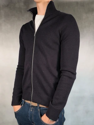 Merinoull fullzip - - Merinoull fullzip från Brothers — Storlek S — 9/10 - Bra skick utan skavanker — Inkluderat - fullzip — Retail 1200kr — Modellen är 180cm, 65kg