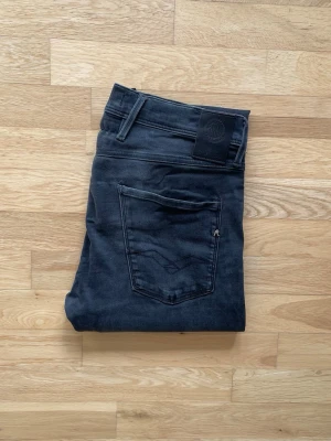 Replay Hyperflex - Replay jeans | Skick 7 | Nypris ca 2000kr mitt pris endast 449kr! | Storlek: W32 L32 | Priset är ej hugget i sten! 🪨 | Hör av dig vid minsta fråga eller fundering! 📩