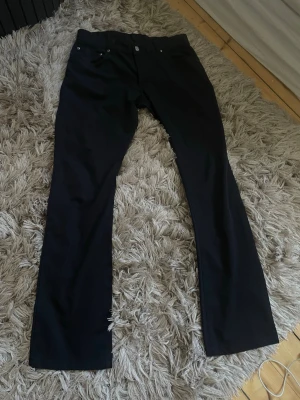 Svarta raka jeans - Botcut byxor jätte fina hur dom formar 