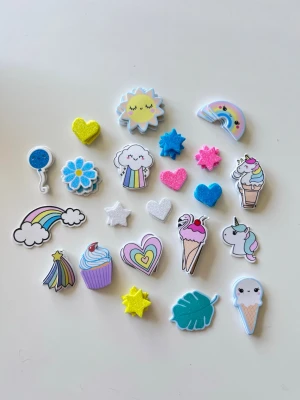 Gulliga ”mjuka” & glittriga klistermärken - Säljer söta små klistermärken, några mjuka och några glittriga. Hjärtan, stjärnor, regnbågar, cupcakes m.fl ⭐️💕🦄  Skickas samma dag om de köpes innan kl 16 🩵