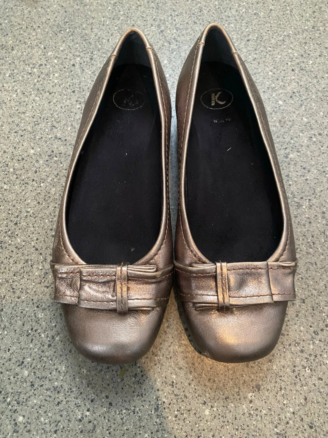 Bronzfärgade ballerinaskor med rosett