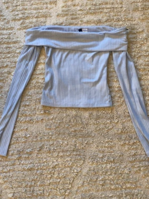 Hm topp - Jag säljer denna fina o vackra toppen från H&M som man kan vika ner vid axlarna 😍 Toppen är i storlek xs och lagom stretchig, skriv för mer info ❤️