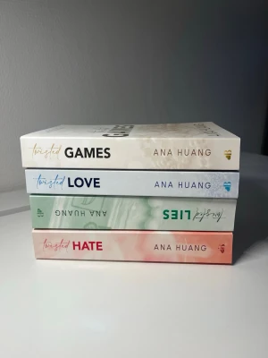 Twisted-serien av Ana Huang - Säljer fyra böcker ur Twisted-serien av Ana Huang: Twisted Games, Twisted Love, Twisted Lies och Twisted Hate. Böckerna har färgstarka ryggar i vitt, blått, grönt och rött och är i pocketformat. Perfekt för dig som gillar romantik och drama.