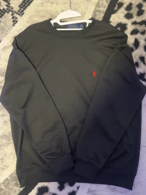 Polo ralph laurent tröja  - En snygg polo Ralph laurent tröja,den är i storlek M men skulle nog säga den passar både M och S. den är använd få tal gånger. Nypris var 1200. Pris kan diskuteras 