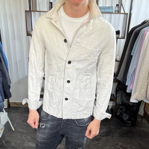 Overshirt - Bra skick, två defekter som syns på bilderna. Nypris ca 1000kr. Passar dig som är 170-180cm ungefär. Modellen är 185 cm, 75 kg. Skriv för mer information!🤝
