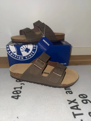 Birkenstocks arizona - Säljer ett par helt nya birkenstocks arizona i strl 44. Du får med allt på bilderna dvs sandaler, låda, tags osv. Bara att skriva ett DM vid intresse!