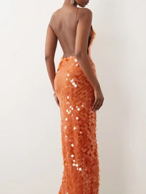 Orange paljettklänning med öppen rygg - Snygg långklänning i orange med stora paljetter och öppen rygg. Klänningen har smala axelband och en figurnära passform som ger en glamorös look. Perfekt för dig som vill sticka ut och glänsa på festen.