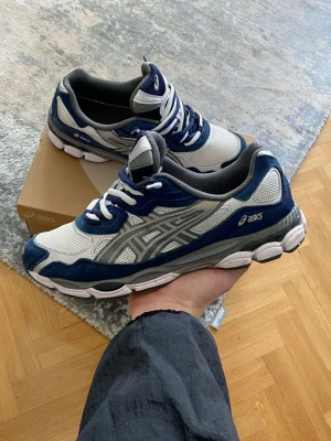 Asics Gel Nyc - mörkblå/vit - Feta Asics gel nyc i storlek 42 säljer för det inte är min stil längre. Box och tags medföljer. Helt oanvända. Tveka inte på att höra av dig vid minsta lilla fundering.
