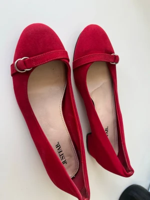 Röda ballerinaskor från JustFab - Super snygga röda ballerina skor med klack som tyvärr inte passade mig. Det står att storleken är 40 på etiketten men storlek är 38. (Jag har 39)