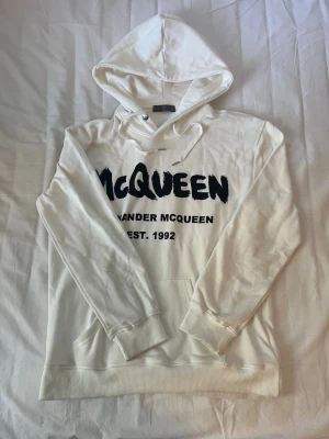Alexander McQueen hoodie - Säljer min Alexander McQueen hoodie som nästa inte alls är använd så den är i mycket bra skick, storlek S