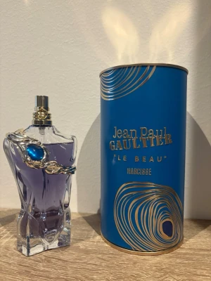 Jean Paul Gaultier Le Beau Narcisse - parfym från Jean Paul Gaultier, Le Beau Narcisse. Använt två gånger bara, flaskan kommer inte hel full vid bruten förpackning såklart!! Inga byten! Tack på förhand!