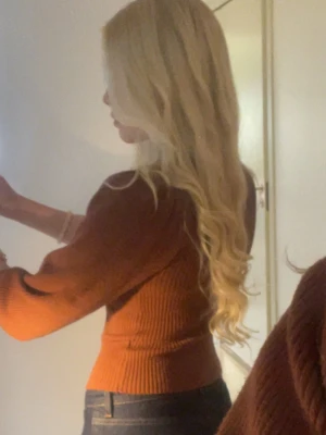 Rostbrun ribbstickad tröja - Jätte fin brun polo tröja med kortare armar! 