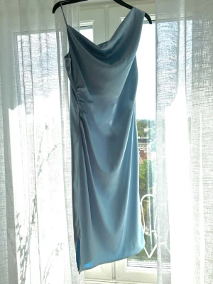 Adoore klänning kortad ner  - Superfin klänning från adoore som jag kortad ner till under knäna hos skräddaren. Storlek 38 men passar även som 36. Jag är 164 cm lång. Nypris 1595.