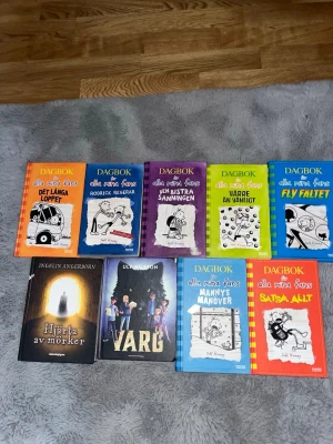 Bokpaket Dagbok för alla mina fans - Säljer ett bokpaket med flera delar ur serien 'Dagbok för alla mina fans' av Jeff Kinney i färgglada hårda omslag samt böckerna 'Hjärta av mörker' och 'Varg'. Perfekt för dig som gillar humoristiska och spännande ungdomsböcker.