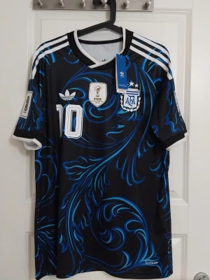 Argentina vm tröja 2026/27  - Argentina vm tröja med messi nummer 10 i baksidan.size L och helt mycket med prislappar kommer även med vm qualifiers patch