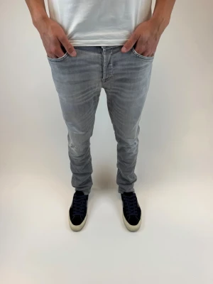 Dondup Jeans George  - Dondup Jeans George! Trendigaste jeansen på marknaden.  Ny pris= 4000 kr Säljs för= 1099 kr (Modellen har original slitningar från fabrik vilket är väldigt eftertraktat och populärt)