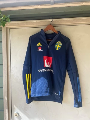 Sverige träningströja  - Perfekt inför träning eller kommande vm. Storlek S